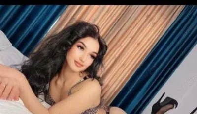 Bruneta Slim în Fustă de Școlăriță pentru Party-uri Fierbinți · fustă școlăriță