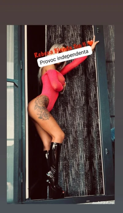 Fumătoare Blondă pentru Plăceri Virtuale