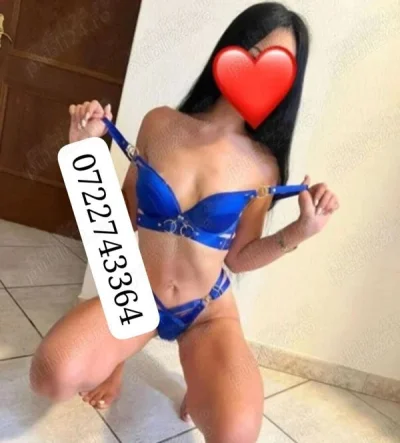 Georgiana – Blonda Perfectă în Cămășuță