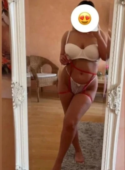Încântătoare brunetă în jur de 20 ani, Ghencea